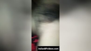 क्यूट गरीब लड़की ने रात को बॉयफ्रेंड को दिखाए अपने बुब्स और झांटों वाली चूत