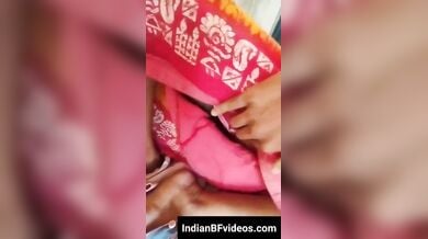 काँपते हाथो से सोई हुई भाभी की साड़ी उठा देखि भाभी की चुत