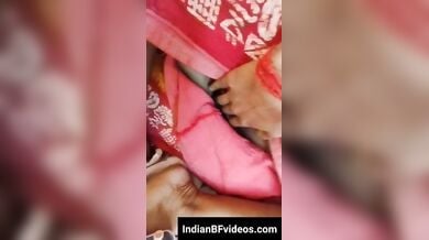 काँपते हाथो से सोई हुई भाभी की साड़ी उठा देखि भाभी की चुत