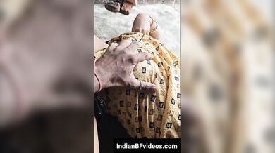 सेक्सी पड़ोसन के साथ छत के ऊपर किया रोमांस