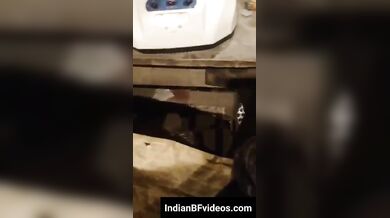 पंखा बत्ती लगाकर चाचा ने चोदी जवान लड़की की चिकनी चूत