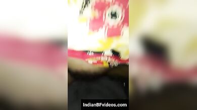 झाँटो वाली चुत चुदवाती मासूम शक़ल वाली जवान लड़की