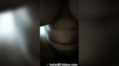 बॉयफ्रेंड के खड़े लंड पर होले होले ऊपर नीचे होती गर्लफ्रेंड
