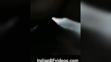बॉयफ्रेंड के खड़े लंड पर होले होले ऊपर नीचे होती गर्लफ्रेंड