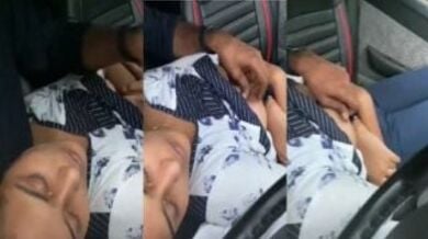 चलती कार मे दबाया गर्लफ्रेंड के बूब्स