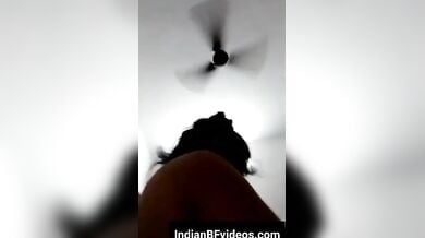 कैमरे की तरफ देखते हुए बीवी ने चोदा पति का लंड