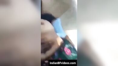 लिफ्ट देने के बदले कार मे दबाया मैच्योर भाभी के बूब्स