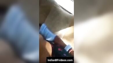 लिफ्ट देने के बदले कार मे दबाया मैच्योर भाभी के बूब्स