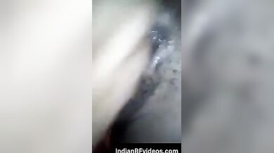 हॉर्नी विलेज गर्ल ने गीली चुत मे की ऊँगली