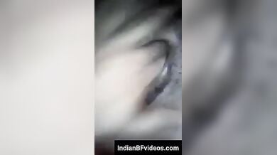 हॉर्नी विलेज गर्ल ने गीली चुत मे की ऊँगली