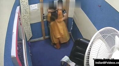 कास्टिंग काउच कस शिकार हुई सिंगर चूसने लगी प्रोड्यूसर का लंड