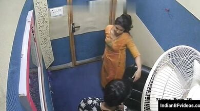 कास्टिंग काउच कस शिकार हुई सिंगर चूसने लगी प्रोड्यूसर का लंड