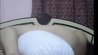 चुदासी अमीर लड़की ने लिया तकिया का सहारा