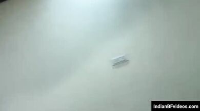 ठरकी अंकल अपना छोटा लंड से चोद रहे है सेक्सी ऑन्टी