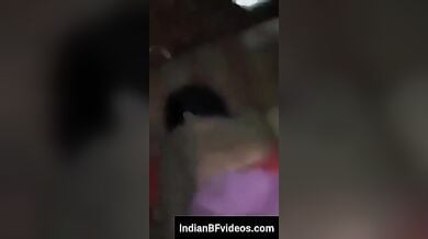 विलेज भाभी की मिशनरी और डॉगी पोज़ मे चुदाई