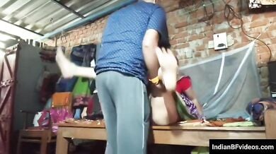 गोरी गांड और गोरी चुत वाली विलेज वाइफ की टांग उठाके चोदा