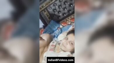 टाँगे खोलकर चिकनी मोटी चुत चुदवाती पाकी भाभी