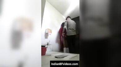 कामवाली की जवान बेटी को टॉयलेट के अंदर चोदा