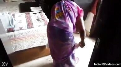 कामवाली के सामने मुठ मारता मालिक और कामवाली मुस्कुराई