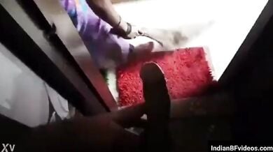 कामवाली के सामने मुठ मारता मालिक और कामवाली मुस्कुराई
