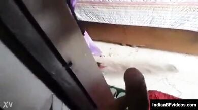कामवाली के सामने मुठ मारता मालिक और कामवाली मुस्कुराई