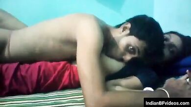 सेक्सी बीवी की चुत को चाटकर जोरो से चोदा उसके पति ने