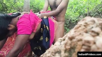 जंगल मे विलेज यंग आंटी को घोड़ी बनाके चोदा