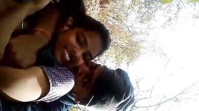 ओड़िशा कॉलेज गर्ल की झाँटो वाली बुर को जंगल मे चोदा