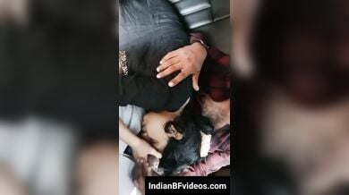 कार के अंदर गर्लफ्रेंड को चूसाया लंड दबाये उसके बूब्स