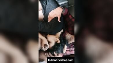 कार के अंदर गर्लफ्रेंड को चूसाया लंड दबाये उसके बूब्स