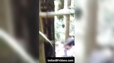 बांस के झाड़ियों मे छुप क्यूट जीएफ को लंड चूसता लड़का