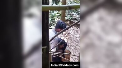 बांस के झाड़ियों मे छुप क्यूट जीएफ को लंड चूसता लड़का