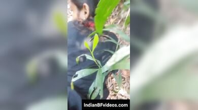 जंगल मे गर्लफ्रेंड को खड़े खड़े डॉगी पोज़ मे चोदा