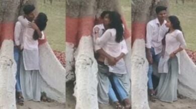 यंग टीन कॉलेज लवर पेड़ के पीछे छुप खड़े खड़े किये चुदाई