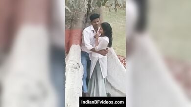 यंग टीन कॉलेज लवर पेड़ के पीछे छुप खड़े खड़े किये चुदाई