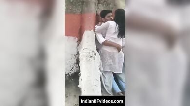 यंग टीन कॉलेज लवर पेड़ के पीछे छुप खड़े खड़े किये चुदाई