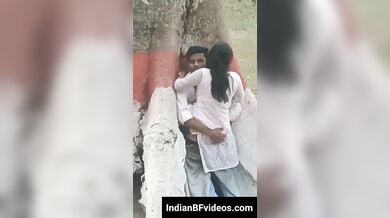 यंग टीन कॉलेज लवर पेड़ के पीछे छुप खड़े खड़े किये चुदाई