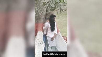 यंग टीन कॉलेज लवर पेड़ के पीछे छुप खड़े खड़े किये चुदाई