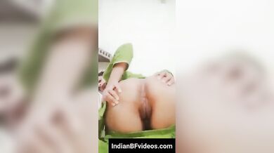 बीएफ के लिये सॉरी वीडियो बनाते हुए लड़की ने दिखाई अपनी चुत और गांड