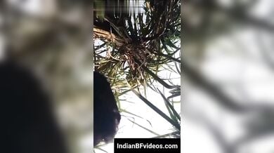 चिकनी बुर वाली गाँव की लड़की की जंगल मे चुदाई