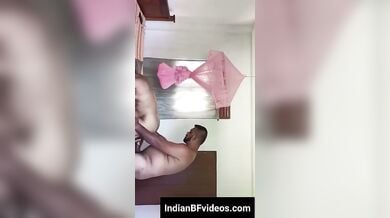 मिशनरी पोज़ के बाद डॉगी पोज़ मे सेक्स करते इंडियन कपल