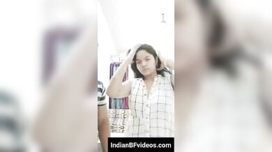 कपल डांस करते-करते धोखे से मंगेतर की ड्रेस उठाकर दिखाई उसकी गांड