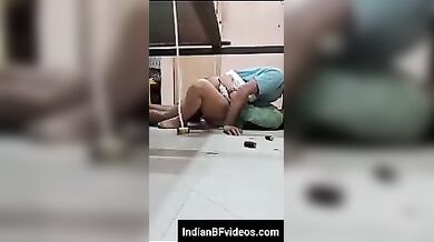 पडोसी के साथ जल्दी से चुदाई निपटाई भाभी ने