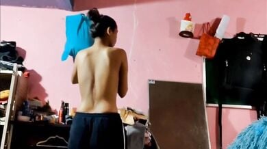 भाई ने कमरे में मोबाइल छुपाकर रिकॉर्ड किया बहन का नंगा वीडियो