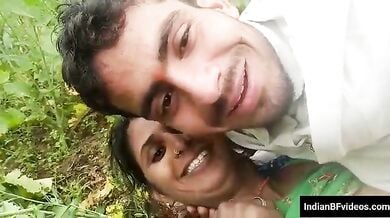 विलेज लवर कर रहे है खेत मे चुदाई हिंदी मे गन्दी बाते करते हुए
