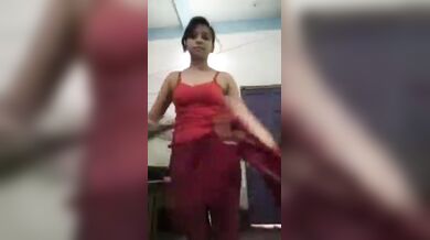 लड़की ने कपड़े उतारकर दिखाया अपना सब कुछ!