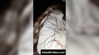 ब्लैंकेट के अंदर साली ने किया जीजा से बतियाते हुए सेक्स