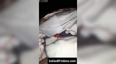 ब्लैंकेट के अंदर साली ने किया जीजा से बतियाते हुए सेक्स