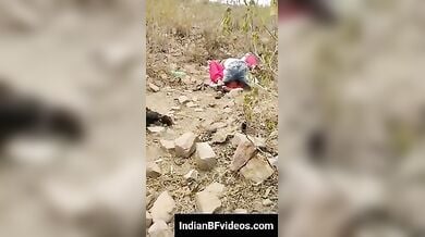 ख़ुल्ले मे चुदाई करते विलेज लवर को रंगे हाथ पकड़ लिया