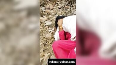 ख़ुल्ले मे चुदाई करते विलेज लवर को रंगे हाथ पकड़ लिया
